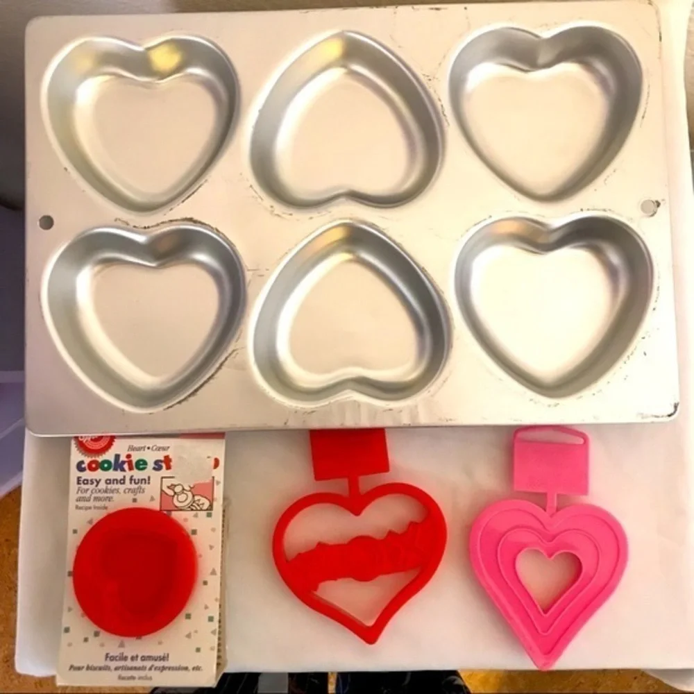 Wilton 1994 Heart Mini Cake Pan, 2 Cookie Cutters, Heart Cookie Cutters